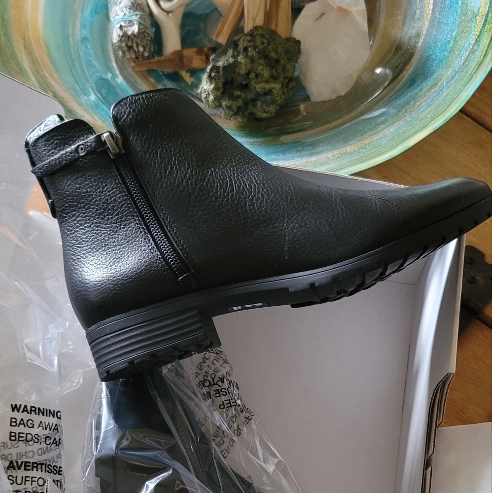 NIB Nordstroms Blondo Ankle boots. Black size 6